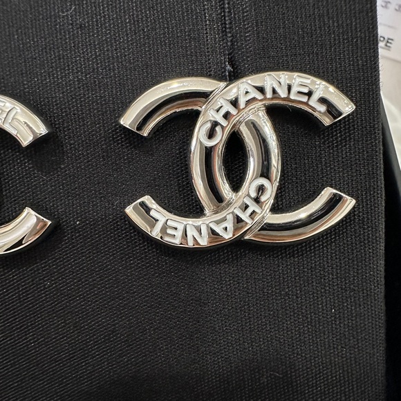 CHANEL 25C Large silver CC stud earrings - Picture 3 of 7